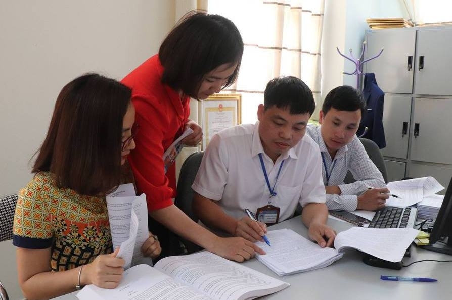 Cán bộ Phòng Xây dựng, kiểm tra văn bản và thi hành pháp luật (Sở Tư pháp) trao đổi nghiệp vụ rà soát, hệ thống hóa văn bản quy phạm pháp luật.